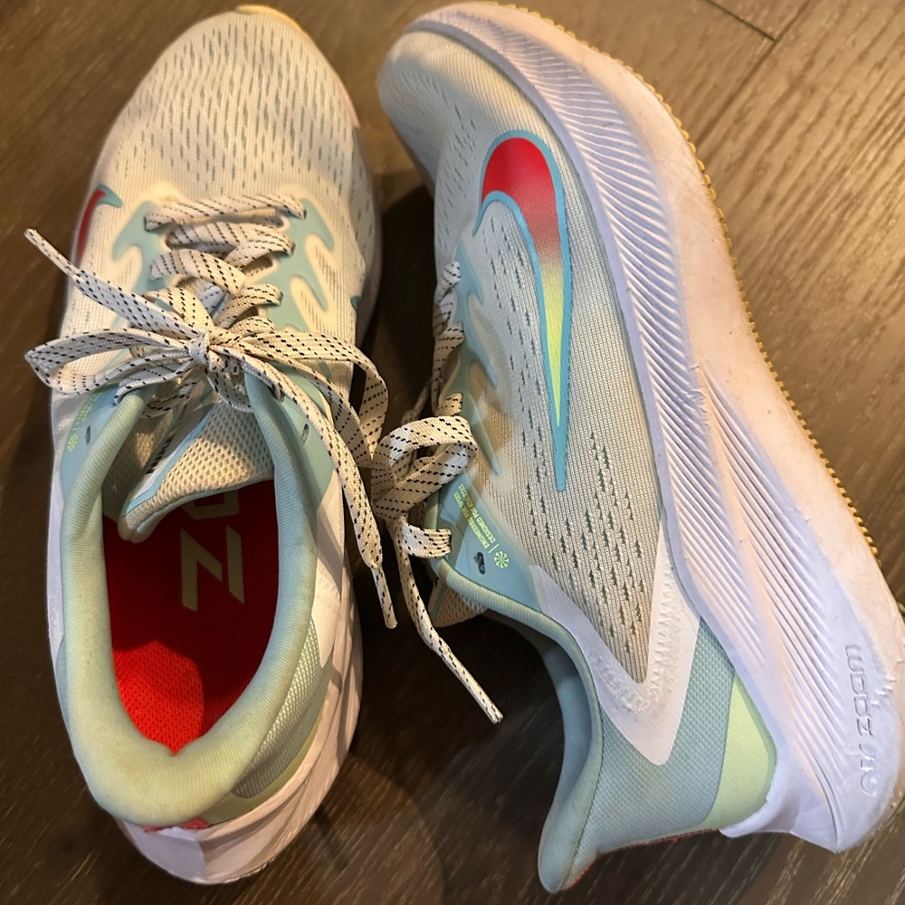 Women’s Nike Air Zoom Running Shoes - White and Blue